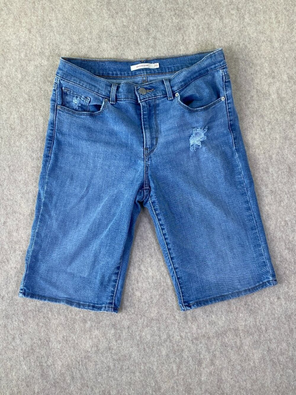 NWOT Levi’s | Bermuda Denim Shorts Women’s Distressed Stretch Mid Rise | Size 28